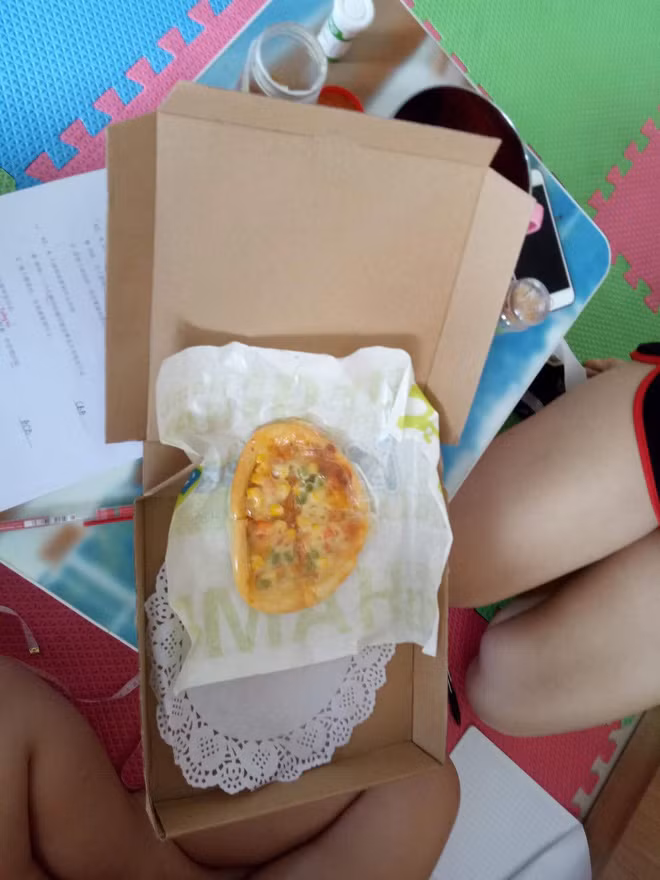 Được biết cô bạn Tiểu Hoa sinh năm 1998 hiện đang là du học sinh Việt tại Trung Quốc. Ngay sau khi đăng tải, nhiều người cũng cảm thấy ái ngại thay cho cô bạn khi nhìn vào hiện thực chiếc bánh pizza nhận được