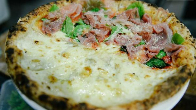 Theo chia sẻ của Tiểu Hoa: "Chuyện là hôm nay trưa đói quá, 2 đứa bọn mình quyết định gọi 1 cái pizza ăn, đợi ship gần 40 phút liền. Hý hửng xuống lấy thì ông shipper "đi bộ", mặt nhăn như... khỉ, cầm pizza lên phòng mình thấy trong lòng lâng lâng, khi mà mở hộp ra thì như chết đi sống lại. Cái pizza bé tí bé tẹo, ấn vào mồm phát có khi hết luôn mất."