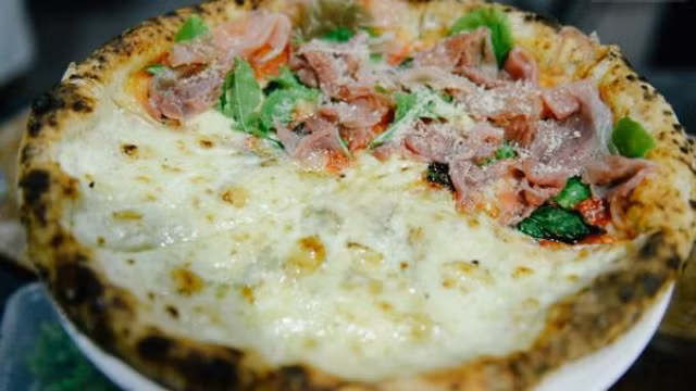 Theo chia sẻ của Tiểu Hoa: "Chuyện là hôm nay trưa đói quá, 2 đứa bọn mình quyết định gọi 1 cái pizza ăn, đợi ship gần 40 phút liền. Hý hửng xuống lấy thì ông shipper "đi bộ", mặt nhăn như... khỉ, cầm pizza lên phòng mình thấy trong lòng lâng lâng, khi mà mở hộp ra thì như chết đi sống lại. Cái pizza bé tí bé tẹo, ấn vào mồm phát có khi hết luôn mất."