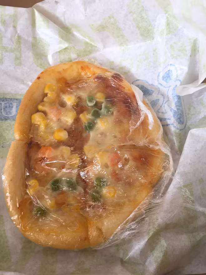 Chẳng là cô bạn đăng tải bức hình chụp 1 chiếc bánh pizza kèm theo dòng trạng thái: "Tui là du học sinh tại Trung Quốc nhé. Tui đi học dành dụm không ăn vặt, không uống trà sữa để cuối tuần ăn pizza. Tui mong đến ngày này, đêm tui ngủ còn mơ thấy pizza. Vậy mà dành tiền mua cái kết là... Từ lúc sinh ra tới giờ tui chưa thấy cái pizza nào nó như vậy, tính ra tiền Việt cũng là 86k chứ ít đâu. Hu hu. Các cậu hãy nhìn ảnh thật đi."