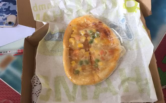 Dat mua pizza tren mang, nu du hoc sinh nhan qua hau qua dau dieng