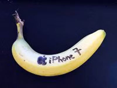 Ngay khi những mẫu sản phẩm mới của Apple được trình làng, dân mạng không ngớt xôn xao về những tính năng đặc biệt về dòng sản phẩm này. Bên cạnh đó là giá cả của chúng khi về tới Việt Nam.