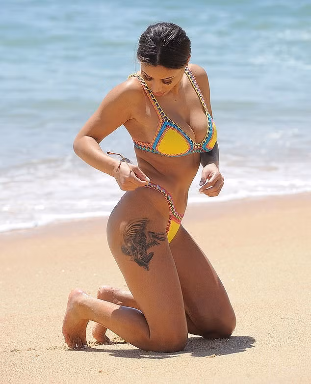 Từ khi tham gia show Ex on the Beach hồi năm 2016, Kayleigh Morris gây chú ý với khán giả bởi gương mặt xinh đẹp và vóc dáng nóng bỏng siêu gợi cảm