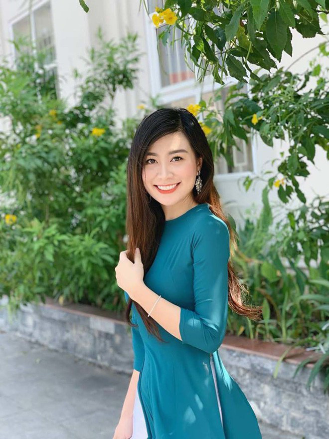 Được biết, Lê Hà Phương làm nhiệm vụ tại điểm thi trường THPT Thanh Chương 3, Nghệ An. Gương mặt khả ái cùng vóc dáng đẹp của nữ giám thị nhanh chóng gây "bão" mạng.