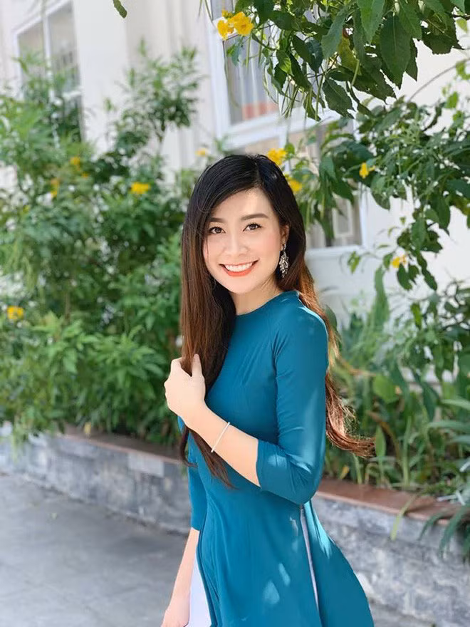 Được biết, Lê Hà Phương làm nhiệm vụ tại điểm thi trường THPT Thanh Chương 3, Nghệ An. Gương mặt khả ái cùng vóc dáng đẹp của nữ giám thị nhanh chóng gây "bão" mạng.