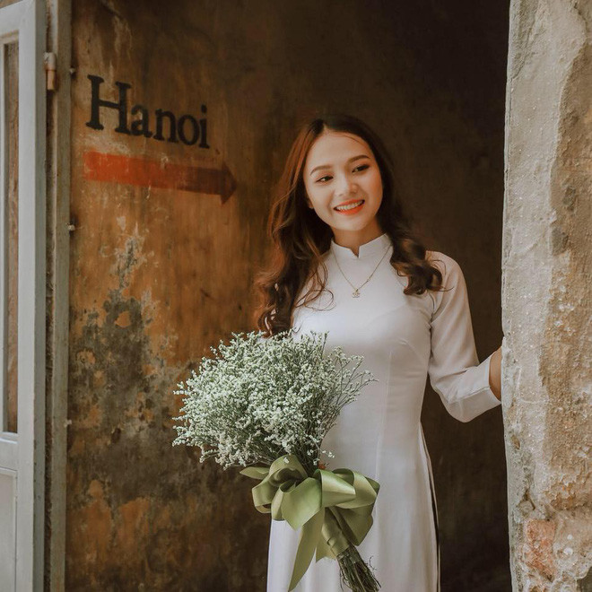 iên hệ với anh Lê Mạnh - người đăng tải những hình ảnh nói trên, anh Mạnh chia sẻ: “Nữ chiến sĩ công an chính là Thiếu úy Nguyễn Mai Phương (SN 1994), hiện đang Công tác tại Công An huyện Đô Lương (Nghệ An).