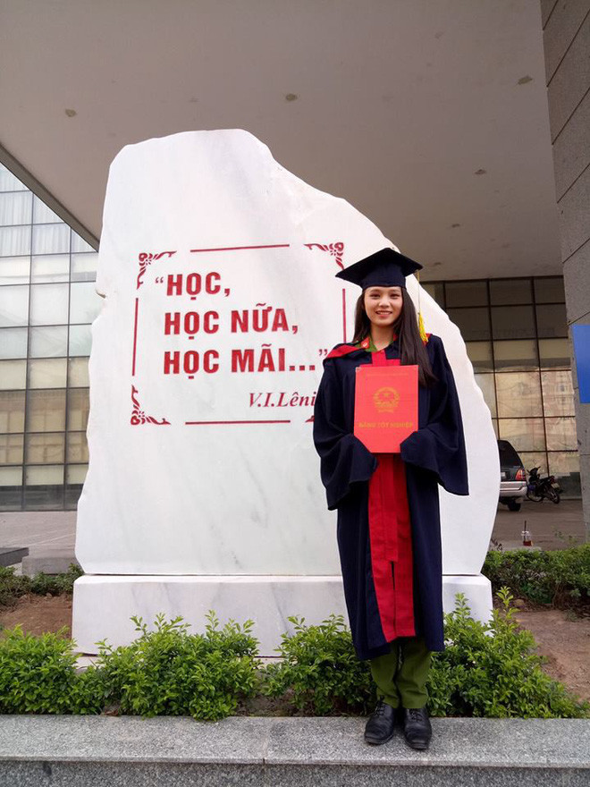 Trong sáng ngày 26/6, cùng các với đồng đội, Thiếu úy Nguyễn Mai Phương đã có mặt tại điểm thi THPT Quốc gia để tham gia trao tặng nước lọc, báo và khăn lạnh tới các em thí sinh và người nhà tại các điểm thi THPT Quốc gia trên địa bàn huyện Đô Lương.