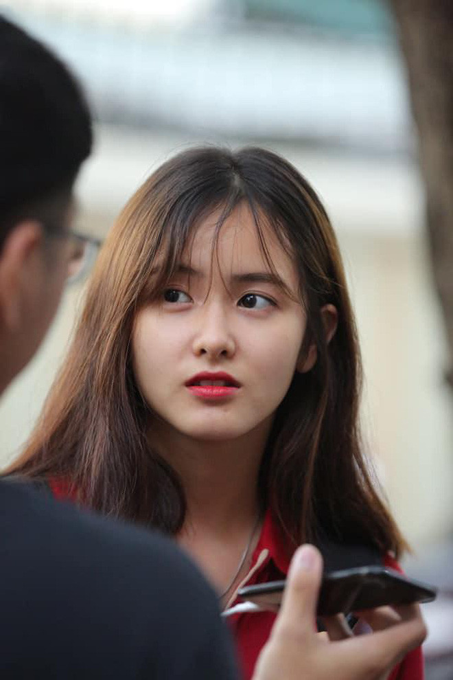 Trong ngày các thí sinh đi làm thủ tục dự thi THPT QG 2019, dân mạng đã phát "sốt" với khoảnh khắc đẹp của Khúc Kim Khanh. Khi ấy, Khanh đang đứng chờ bạn và vô tình lọt vào ống kính máy ảnh của nhà báo Nguyễn Nam.