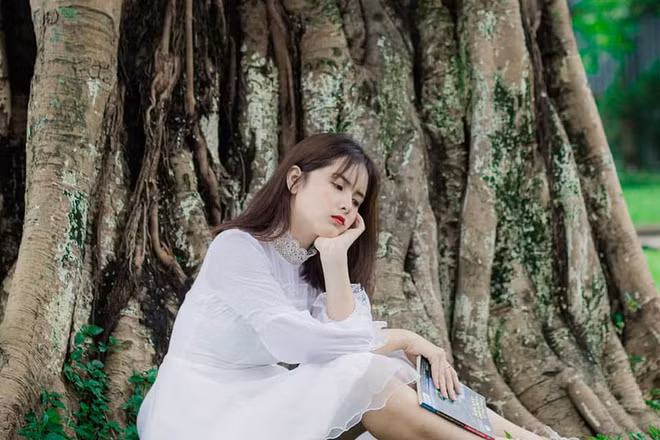 Kim Khanh là học sinh trường THPT Bắc Hà, Đống Đa, Hà Nội. Nữ sinh tỏ ra ngỡ ngàng và bối rối khi bỗng dưng nhận được nhiều lời mời kết bạn và bình luận sau một đêm.