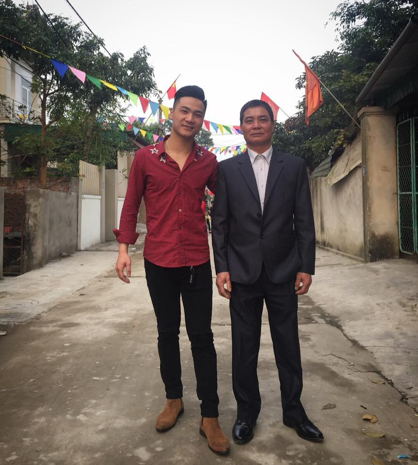 Ngày xưa, không ít các bạn trẻ bị trêu rằng:"Con ông hàng xóm" hay "nhặt ở ngoài sọt rác về". Để khẳng định lại mình là con ruột "chuẩn gen di truyền", giới trẻ đã mở ra trào lưu khoe chụp ảnh cùng bố mẹ.