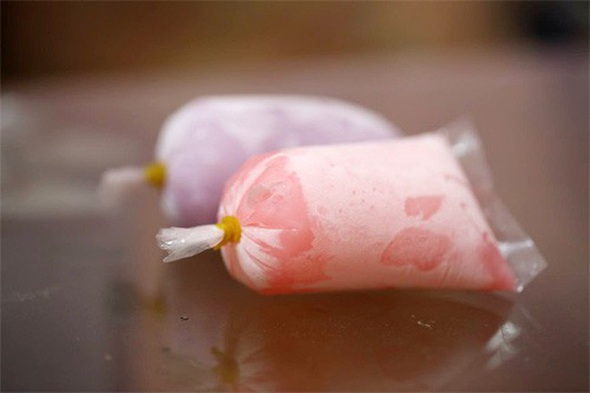 Trời cứ nóng lên là ai cũng có một túi kem bên mình. Kem túi hồi đó chỉ có khoảng vài trăm đồng, mà chủ yếu là nước đá vị mơ, vị dâu, vị sữa nhưng ai cũng thích ăn.