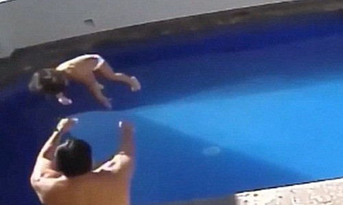 Da man bo duong dim con 3 tuoi xuong be boi den chet