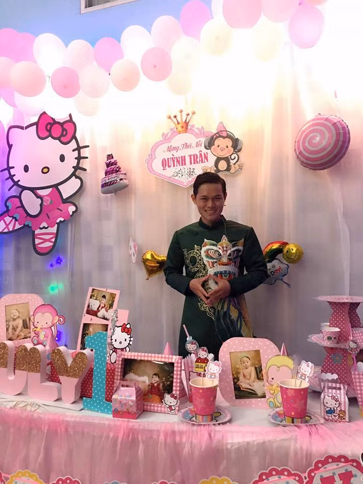 Chia sẻ thêm về những món quà mà mình chuẩn bị tặng Jack Ma, Minh Đức đã bật mí rằng đó là 4 món bao gồm Tỏi Lý Sơn, tinh bột nghệ Phú Quốc, Trà Ô long cung đình Huế, Bánh đậu xanh Hải Dương và 1 bức thư bằng tiếng Anh để gửi tặng 'thần tượng".