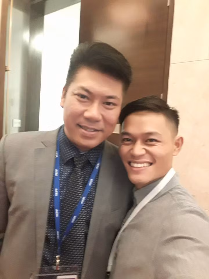 Hiện trên mạng xã hội vẫn còn tiếp tục câu chuyện về hành động quỳ lạy, khóc lóc Minh Đức trước tỷ phú Trung Quốc - Jack Ma. Ảnh sử dụng trong bài: FBNV