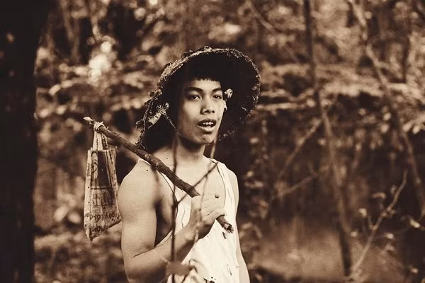 Để cho phù hợp với ý tưởng của bộ ảnh kỷ yếu theo phong cách "cái bang", nhóm teen Hà thành này đã tự tìm kiếm và thiết kế trang phục, dựa trên những bộ quần áo cũ.