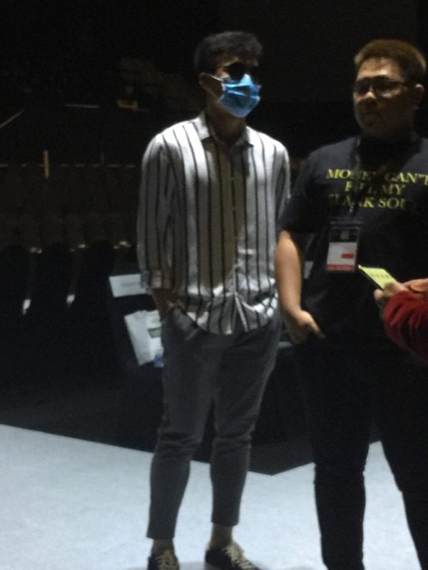 Trên fanpage tuần lễ thời trang, một khán giả bình luận trên trang: "Khi bạn đam mê đá bóng nhưng lại bị bắt đi diễn thời trang, bước đi như hờn giận cả thế giới". Một bạn khác nhận xét: "Anh Dũng đi catwalk như đi chợ, nhưng thần thái tốt. Quan trọng vẫn là thần thái".