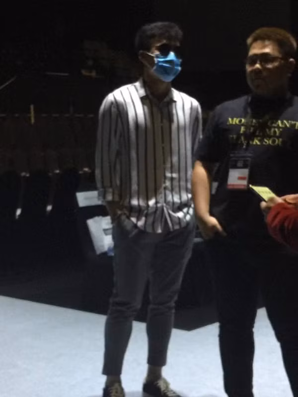 Trên fanpage tuần lễ thời trang, một khán giả bình luận trên trang: "Khi bạn đam mê đá bóng nhưng lại bị bắt đi diễn thời trang, bước đi như hờn giận cả thế giới". Một bạn khác nhận xét: "Anh Dũng đi catwalk như đi chợ, nhưng thần thái tốt. Quan trọng vẫn là thần thái".