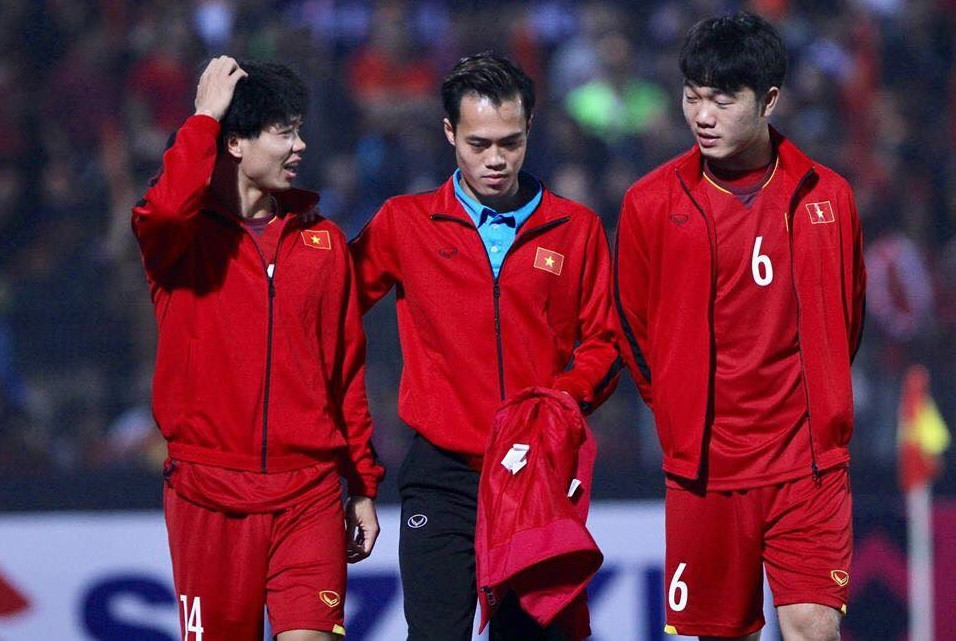 Sau trận đấu, NHM còn cảm động hơn khi thấy Công Phượng là người đã cõng Văn Toàn từ khu vực kĩ thuật trên sân vào đến phòng thay đồ.