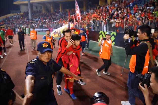 Công Phượng ở cùng phòng với Văn Toàn từ năm 11-12 tuổi, khi mới lên học viện HAGL. Sau trận đấu với Campuchia, Phượng chạy tới cõng Văn Toàn vào phòng thay đồ cùng toàn đội.