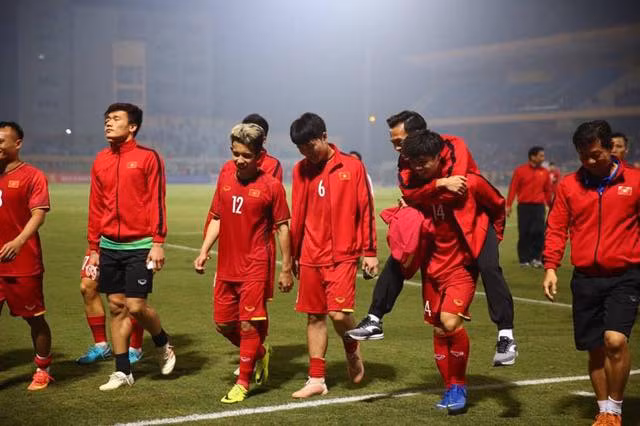 Văn Toàn là cầu thủ hay bị xúc động và đứng trước tình cảm của các đồng đội, anh đã không cầm được nước mắt. Nhưng theo đại diện BHL ĐT Việt Nam, dù chấn thương của Văn Toàn có ra sao thì anh sẽ luôn đồng hành cùng cả đội cho đến hết hành trình AFF Cup chứ không phải ra về.