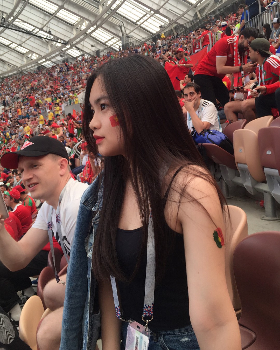 World Cup đang cực nóng với kết quả bất ngờ dưới sân cỏ nhưng trên ngày hội bóng đá hấp dẫn nhất thế giới còn vô cùng nóng trên khán đài, hàng loạt những hot girl xinh đẹp khiến dân mạng đứng ngồi không yên được tìm ra và mới nhất là cô gái Việt có tên Thu Giang.