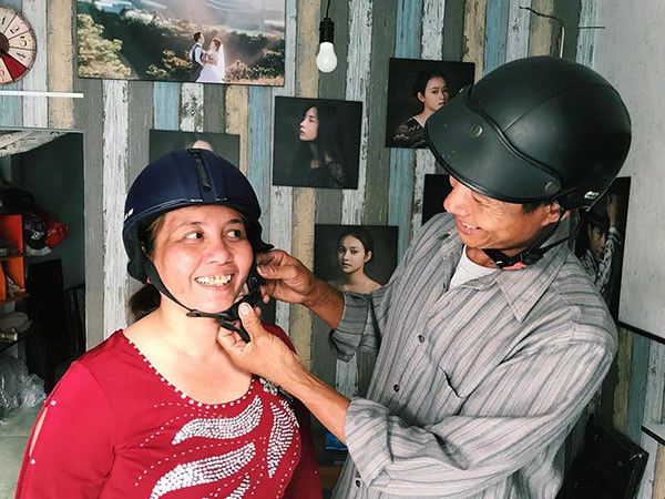 Khoảnh khắc ngọt ngào của cha mẹ Bình. Ảnh: NVCC.