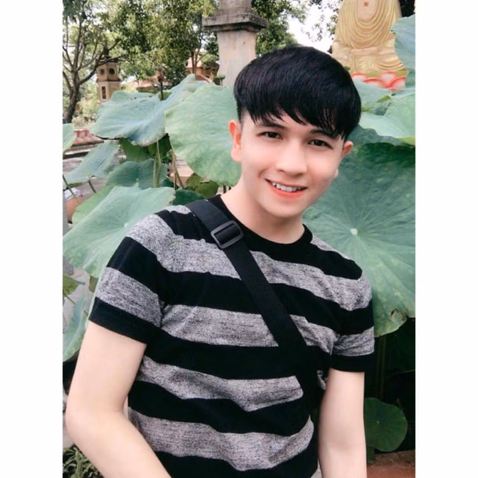 Khuôn mặt đẹp, làn da trắng chẳng kém cạnh con gái, chàng nam sinh 18 tuổi Sài Gòn khiến chị em si mê.