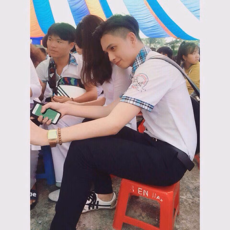  Chị em Sài Gòn thời gian qua đang bàn tán khá sôi nổi về một anh chàng nam sinh, xuất hiện trong bộ đồng phục học sinh và khoe góc mặt đẹp trong một bức ảnh chụp trộm. Ảnh trong bài: Facebook nhân vật.