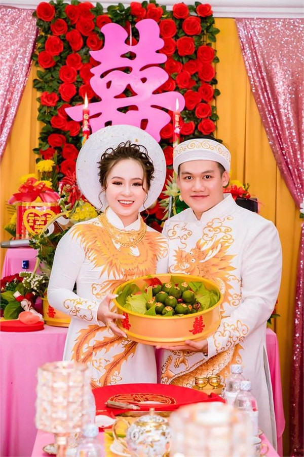 Minh Thư và chồng đều là con một trong gia đình kinh doanh khá giả tại địa phương. Cặp đôi quen nhau qua mạng, sau khi cô bạn thân của Minh Thư đăng status "Tìm bạn trai cho bạn thân".
