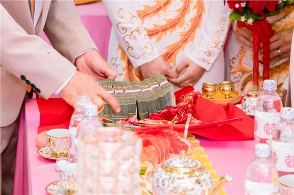 Số t tiền nạp tài trong đám dạm ngõ của cô dâu đeo đầy vàng tại Kiên Giang là 888.888.000 đồng.