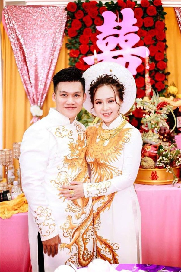 Ngoài ra còn trong đám hỏi khủng này có 1 cặp nhẫn, 1 cặp bông tai, tất cả đều là kim cương óng ánh và tiền mặt gần 1 tỷ đồng.