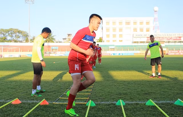 Tony Lê Tuấn Anh sinh ngày 26/8/1999 tại Benesov. Hiện anh là tiền vệ đến từ U19 Bohemians Praha (CH Czech). Chàng cầu thủ Việt kiều này có cha và mẹ đều là người gốc Bắc Giang. Dù sinh ra và lớn lên tại CH Czech, nhưng Tuấn Anh hiện vẫn mang quốc tịch Việt Nam và hoàn toàn đủ điều kiện khoác áo đội tuyển Việt Nam tại VCK U20 World Cup sắp tới. Ảnh: Đình Viên.