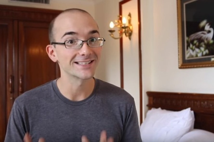 Dù chỉ là một vị khách phương xa tới Việt Nam để sinh sống và giảng dạy tiếng Anh nhưng những gì Dan Hauer để lại khiến cho cộng đồng mạng không mấy vui vẻ và nhà chức trách quản lý giáo dục tại Việt Nam phải gọi thầy giáo "Tây" này lên để làm việc và nhắc nhở khi bình luận những gì liên quan đến đất nước sở tại.