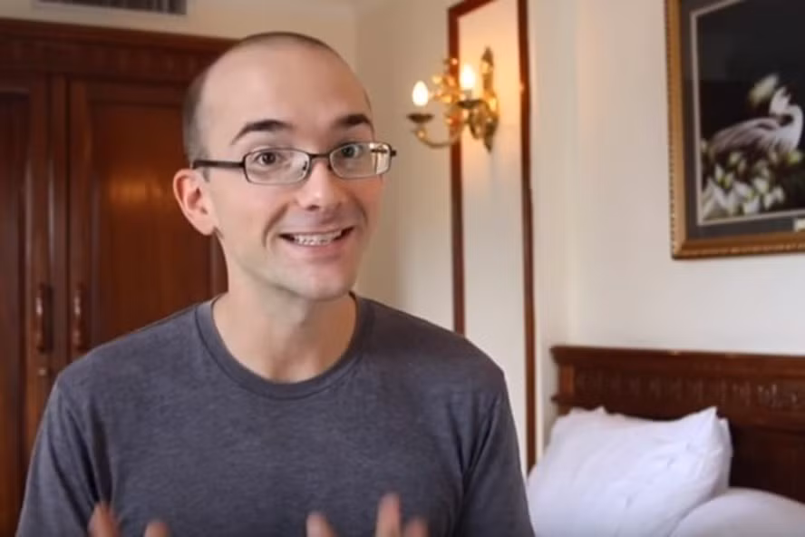 Dù chỉ là một vị khách phương xa tới Việt Nam để sinh sống và giảng dạy tiếng Anh nhưng những gì Dan Hauer để lại khiến cho cộng đồng mạng không mấy vui vẻ và nhà chức trách quản lý giáo dục tại Việt Nam phải gọi thầy giáo "Tây" này lên để làm việc và nhắc nhở khi bình luận những gì liên quan đến đất nước sở tại.