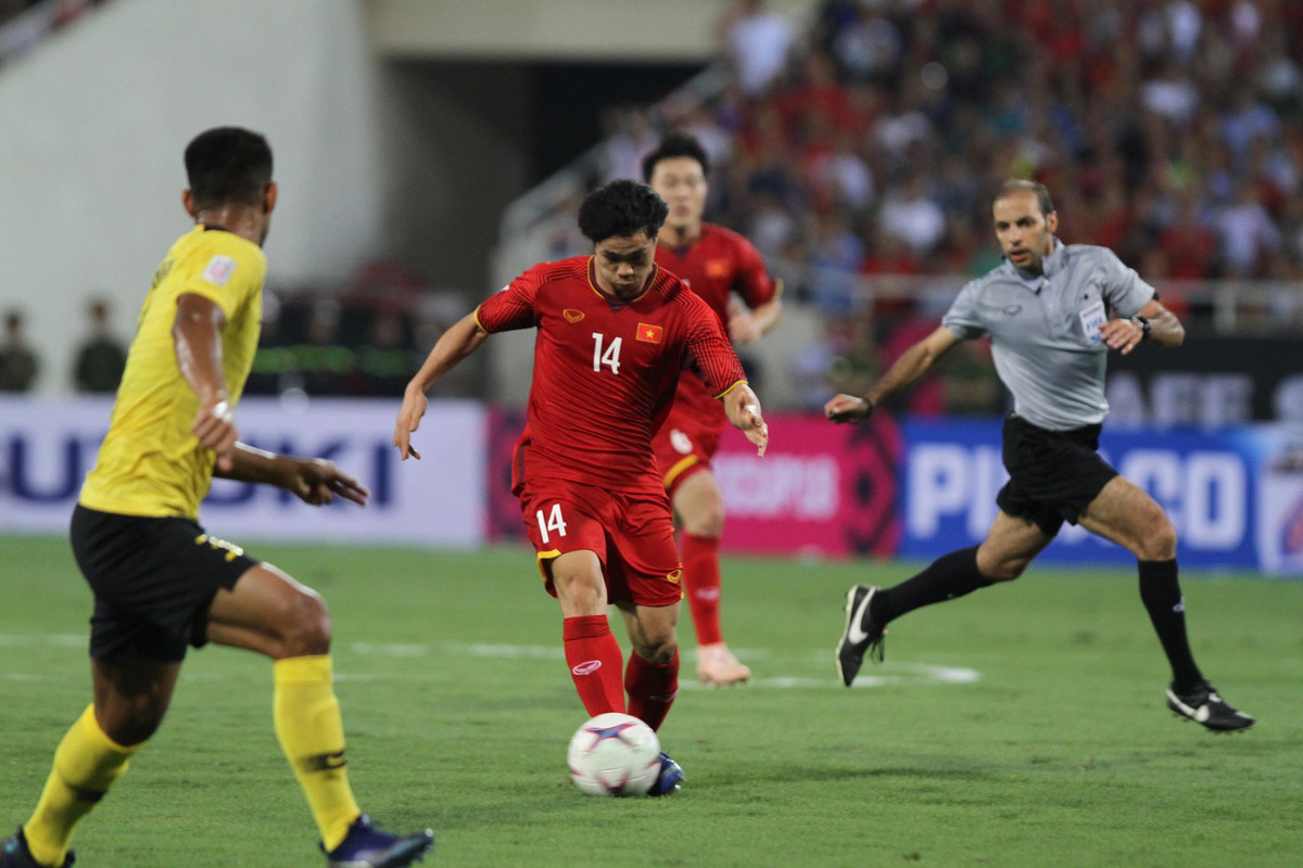 Chứng kiến Công Phượng thi đấu trong hai trận đấu tại AFF Cup 2018, NHM có thể thấy cầu thủ này vô cùng nỗ lực, chịu khó săn bóng ở khu vực 1/3 sân đối phương, phối hợp tốt với các đối tác trên hàng công như Anh Đức và Văn Quyết và đặc biệt là gây khó chịu bằng những pha cầm bóng xộc thẳng vào trung lộ của đối phương.