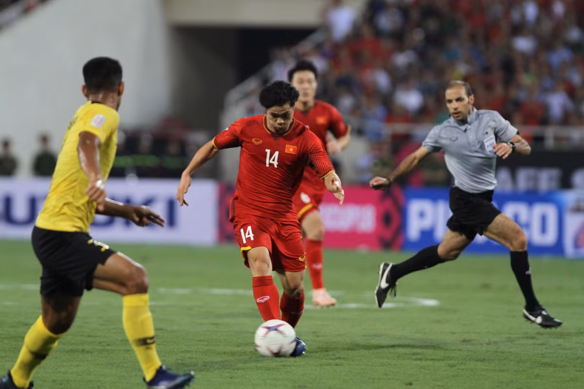 Chứng kiến Công Phượng thi đấu trong hai trận đấu tại AFF Cup 2018, NHM có thể thấy cầu thủ này vô cùng nỗ lực, chịu khó săn bóng ở khu vực 1/3 sân đối phương, phối hợp tốt với các đối tác trên hàng công như Anh Đức và Văn Quyết và đặc biệt là gây khó chịu bằng những pha cầm bóng xộc thẳng vào trung lộ của đối phương.