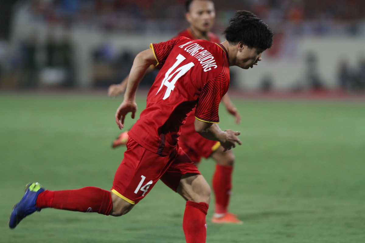 Chàng tiền đạo này có sức càn lướt và rất chịu khó đi săn bóng để mang về cơ hội cho các đồng đội trước khi trực tiếp ghi bàn.