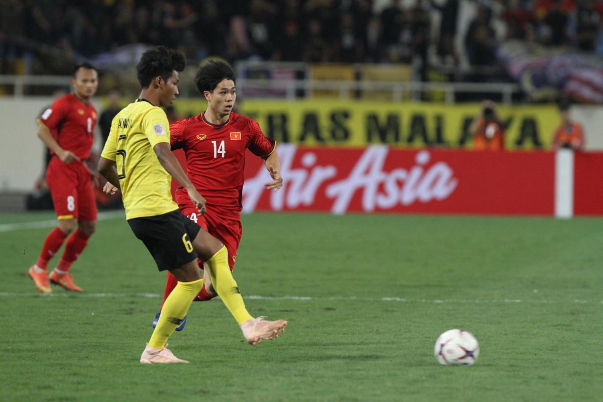 Công Phượng lại nổ súng mở điểm cho ĐT Việt Nam tại AFF Cup 2018, đây là trận đấu thứ hai liên tiếp cầu thủ này ghi bàn mở tỷ số. Đây là thành tích khá tốt của chàng tiền đạo có thiên hướng dạt cánh này.
