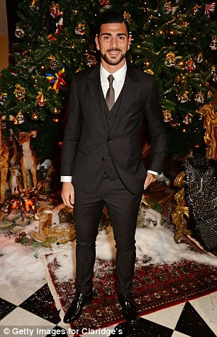 Mái đầu under cut thường thượng, hàng râu quai nón và gương mặt đầy nam tính, Graziano Pelle khiến nhiều chị em phụ nữ phải mải miết ngắm nhìn.