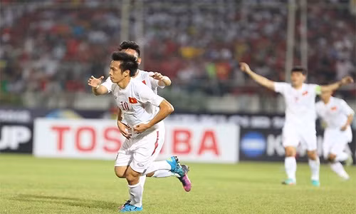 Văn Quyết lập công.