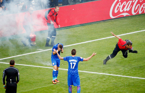 Chính HLV của Croatia đã phải dùng những lời lẽ nặng nề để nói về những CĐV nước này như "khủng bố" hay "thiếu suy nghĩ".