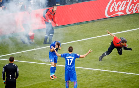 Chính HLV của Croatia đã phải dùng những lời lẽ nặng nề để nói về những CĐV nước này như "khủng bố" hay "thiếu suy nghĩ".