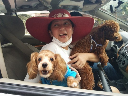 Trong vụ cháy chung cư Carina vừa qua, câu chuyện về linh cảm của động vật cứu chủ được nhắc đến nhiều. Đầu tiên là trường hợp của Xuka (giống Alaska) đã cứu gia đình anh Danny Nguyễn khỏi đám cháy và mới đây nhất là chú chó giống Poodle tên Kem đã đánh động để giải thoát 6 người trong gia đình.