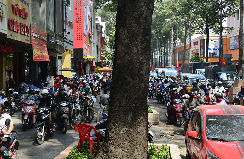 Từ dưới lòng đường đến vỉa hè nhiều đoạn xe cộ chen chúc nhau di chuyển rất chậm. Tại các ngã tư giao cắt, dòng xe phải chờ nhiều nhịp đèn tín hiệu mới có thể lưu thông qua.