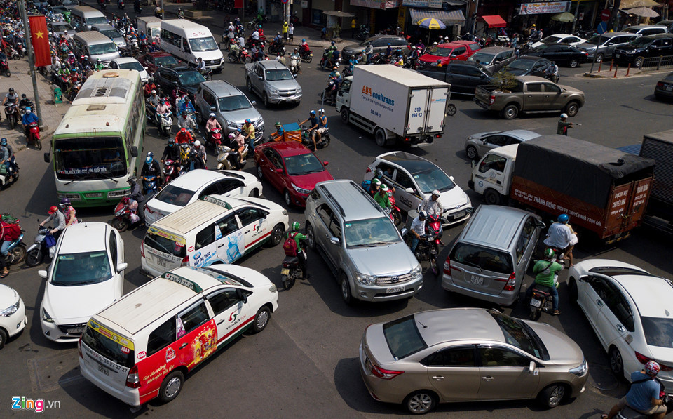Trưa 31/1, tại ngã tư giao cắt đường 3/2 với Cao Thắng, Lê Hồng Phong, hàng chục ôtô, xe máy xung đột nhau gây ùn tắc hai đầu đường kéo dài. Tại đây, lúc xe đông đúc chỉ có một người dân đứng ra điều tiết giao thông.