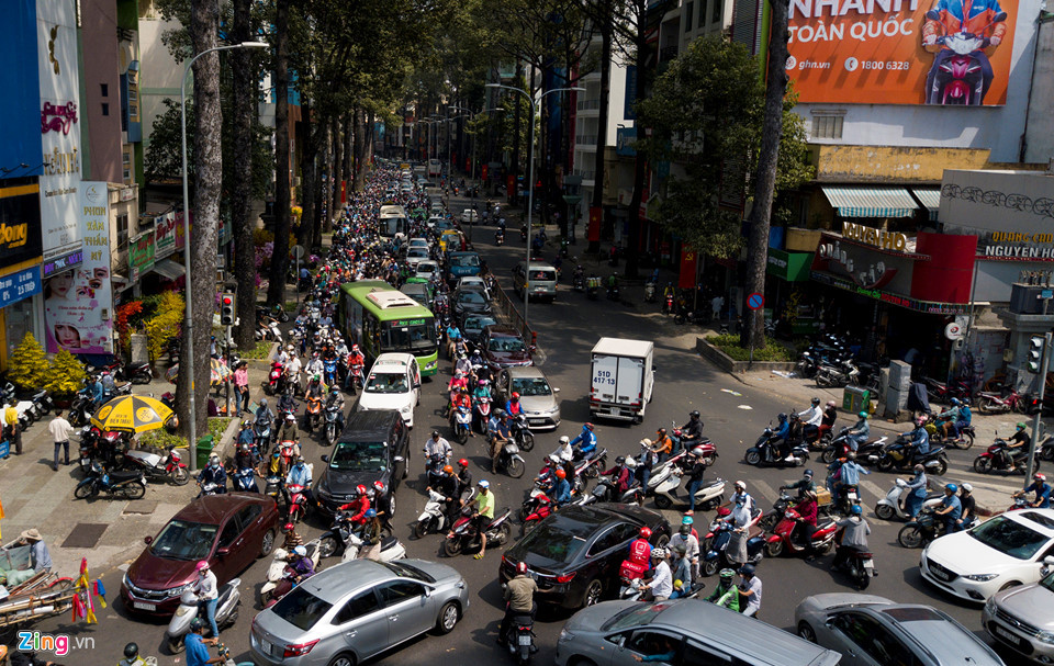 Xe co xep hang dai nhieu km o tuyen duong trung tam Sai Gon