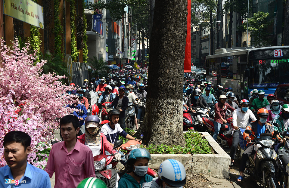 Đây cũng là tuyến đường có nhiều hộ kinh doanh mặt hàng Tết để hàng, xe máy chiếm hết vỉa hè.