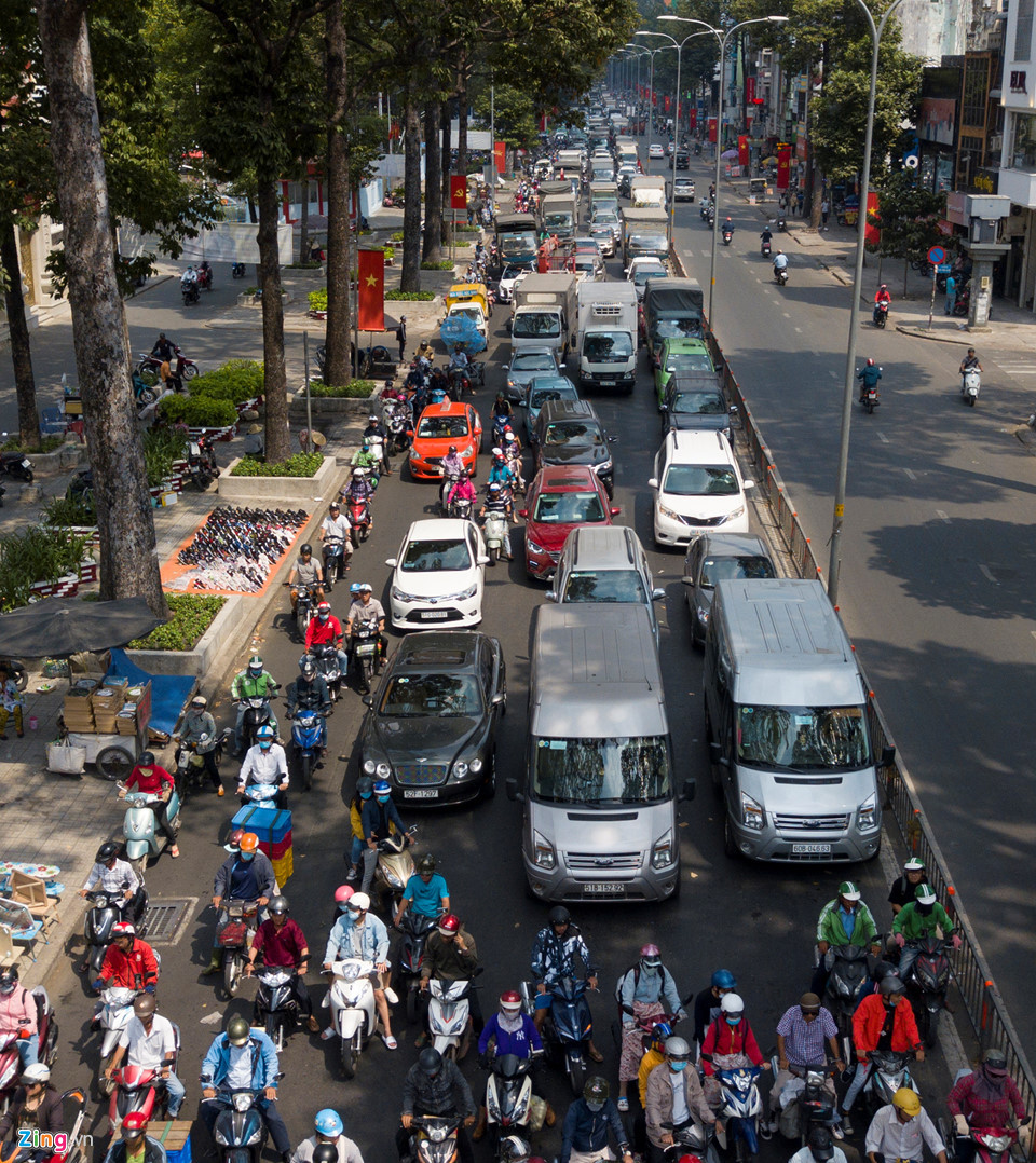 Dòng xe xếp thành nhiều hàng, kéo dài nhiều cây số trong khi ở hướng ngược lại, nhiều đoạn vắng vẻ.