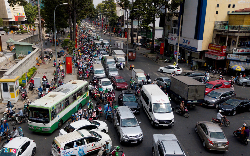 Tình trạng xe cộ xung đột giữa ngã tư 3/2 - Lê Hồng Phong thường xuyên xảy ra trong những ngày cận Tết vào các thời điểm không có lực lượng CSGT túc trực.