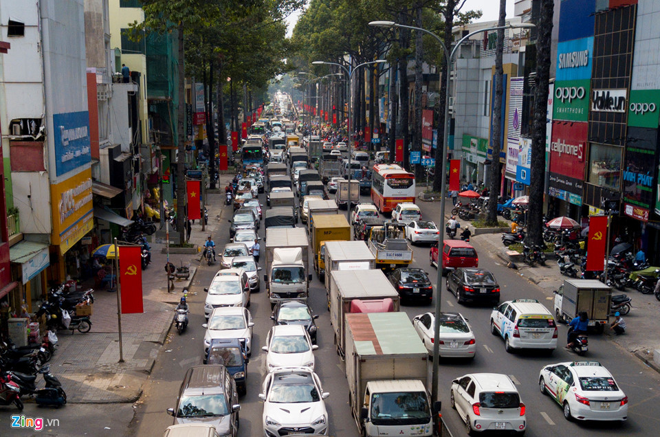 Nằm ở trung tâm thành phố, nối các quận 3, 6, 10, 11 với nhau, lượng xe tải chở hàng qua đây tăng đột biến khiến giao thông khu vực luôn đông đúc.